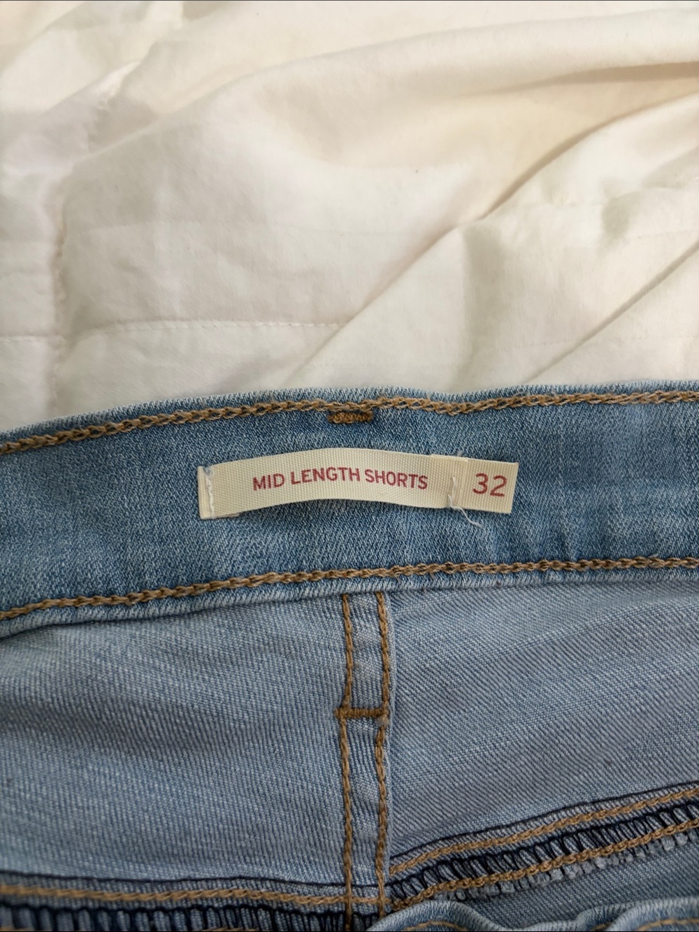Levi’s Light Blue Denim Roll-Cuff Women’s Shorts - Picture 4 of 4